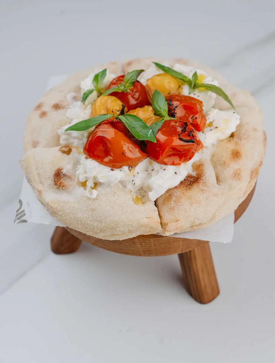 Пицца Рим с печенными томатами черри и страчателлой