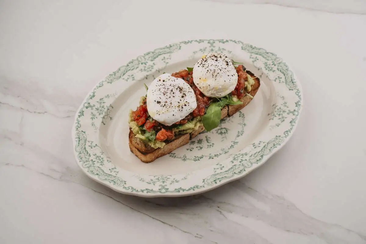 Брускета с мятым авокадо,томатной сальсой и яйцом пашот