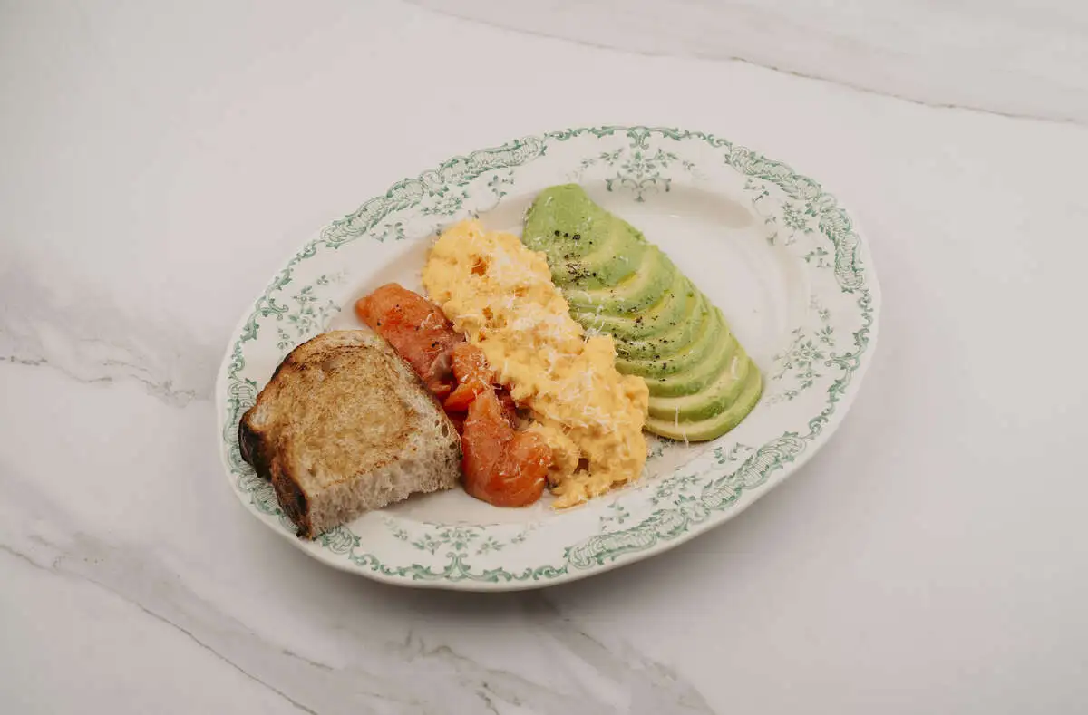 Скрембл с авокадо и лососем