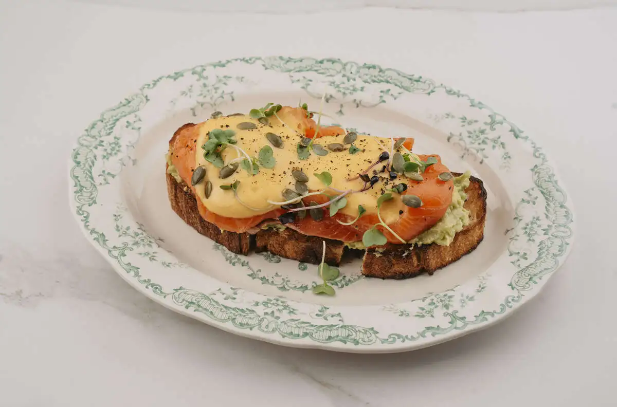 Яйца бенедикт с мятым авокадо и лососем