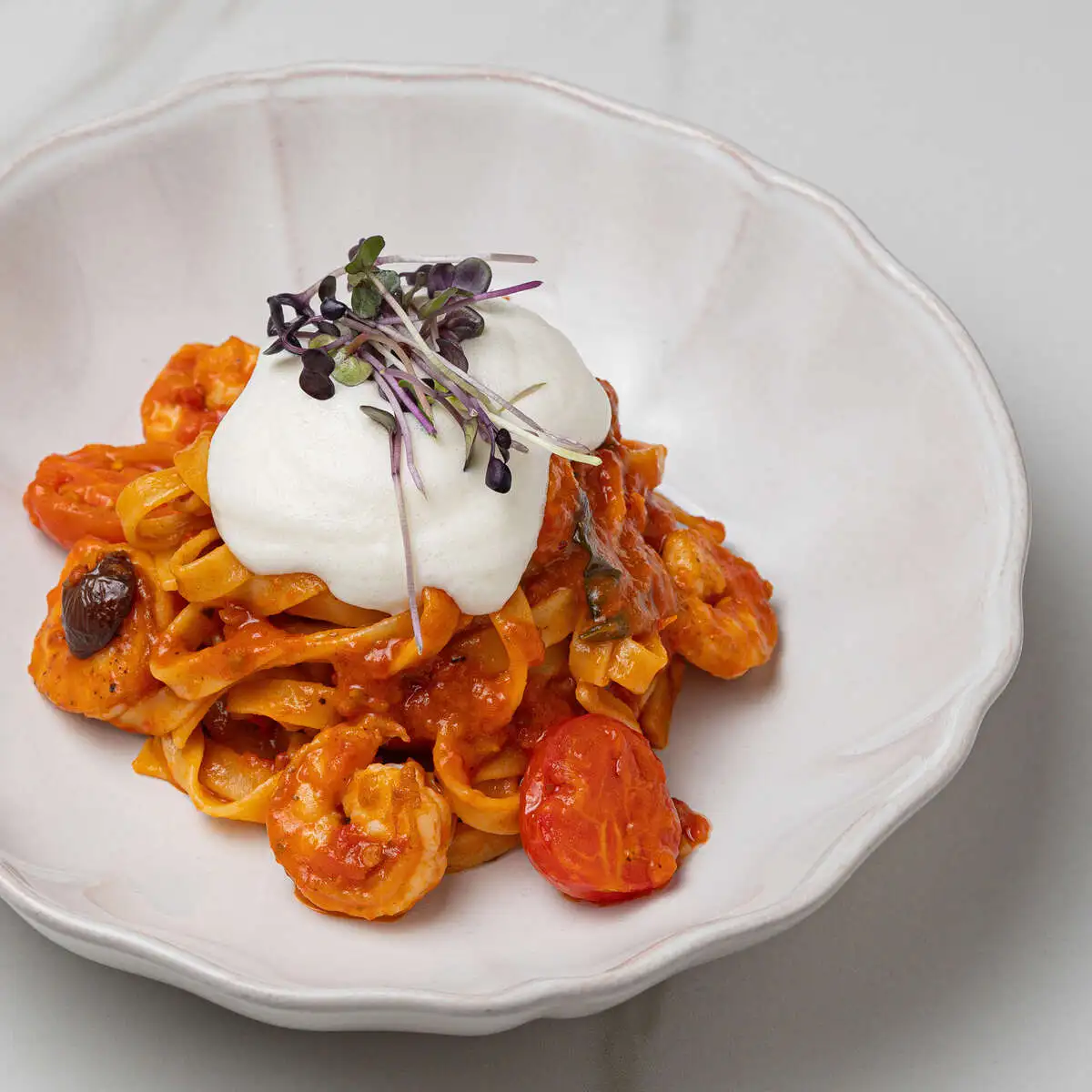 Феттуччини с креветками и муссом из пармезана