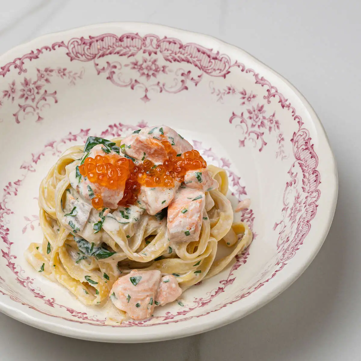 Феттучини с лососем и красной икрой