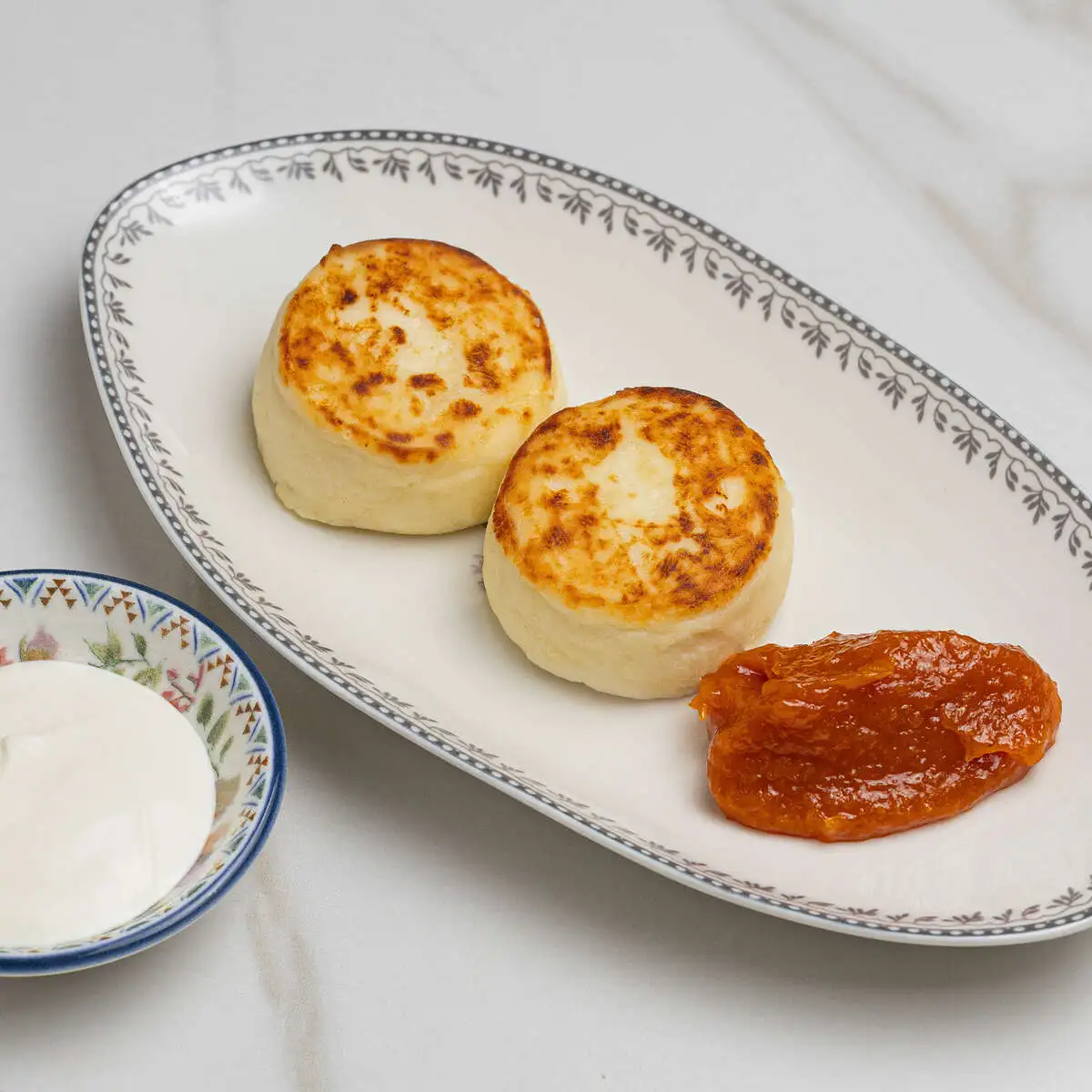 Сырники с кураговым джемом и сметаной