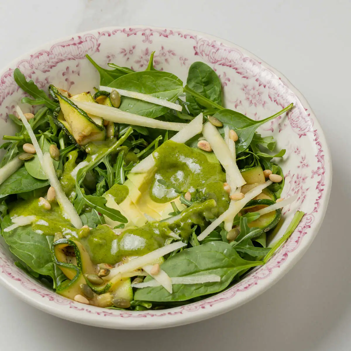 Большой зеленый салат с авокадо и яблоками ПП