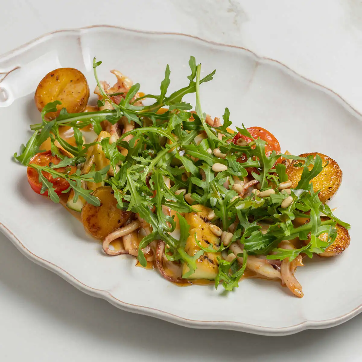 Салат с щупальцами кальмара и печенными овощами