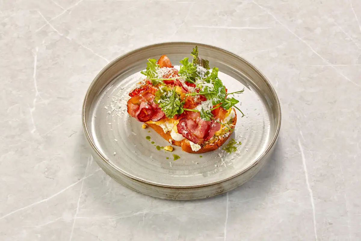 Скрэмбл на бриоши с беконом