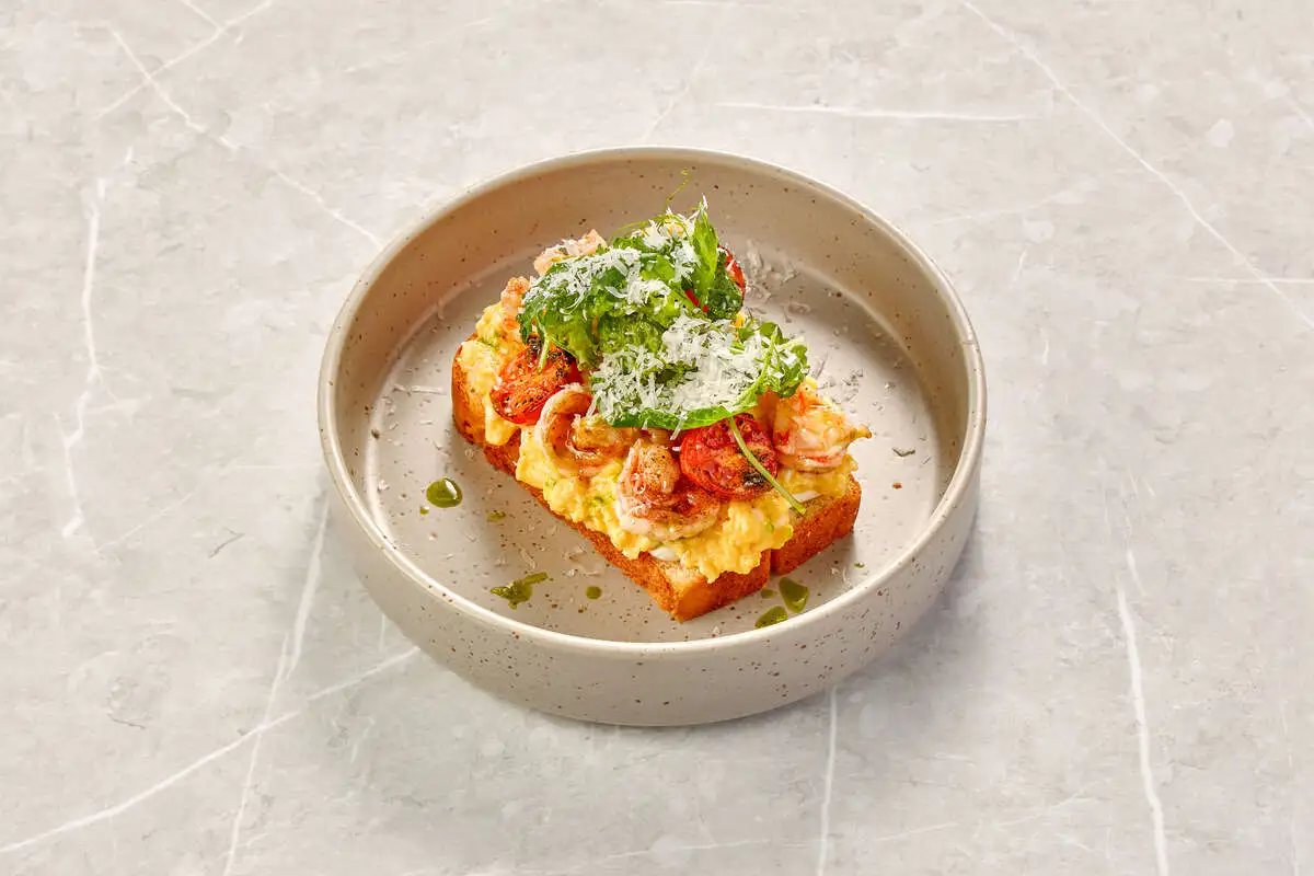 Скрэмбл на бриоши с креветками