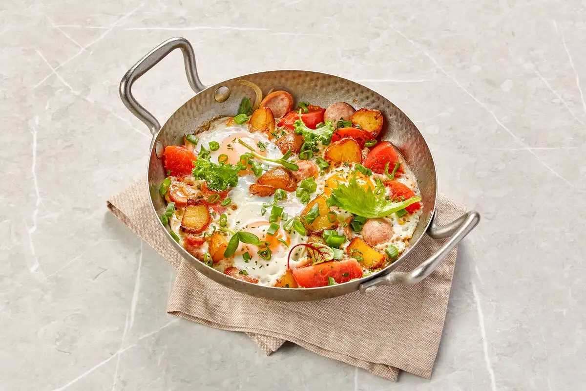 Глазунья с помидорами и колбасками