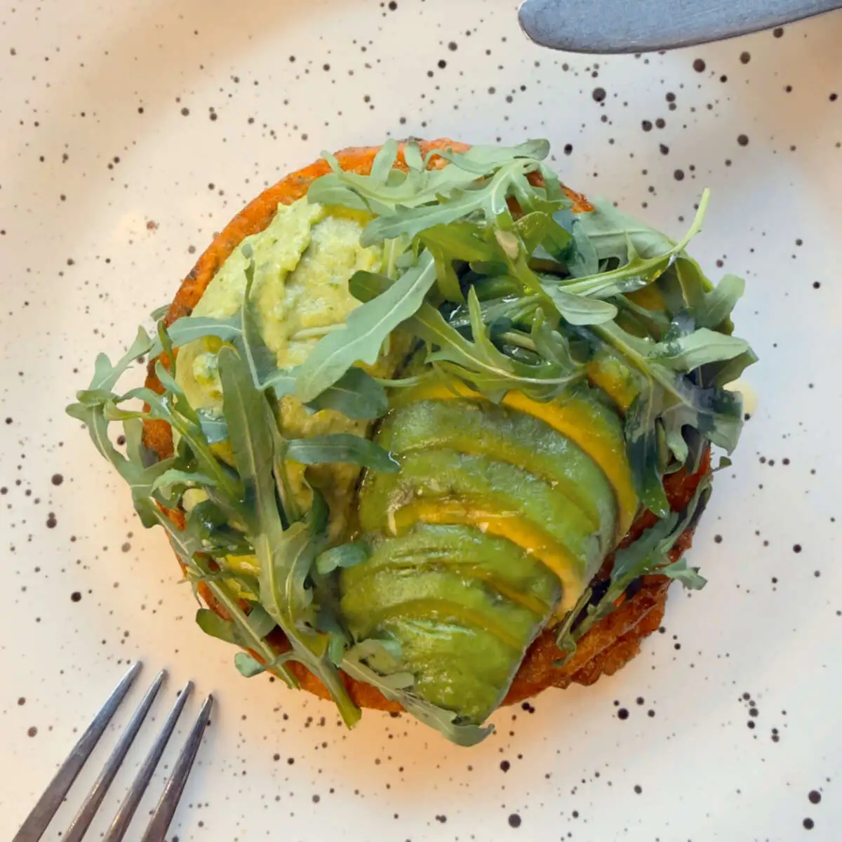 Авокадо тост с кремом брокколи на хэшбрауне из овощей