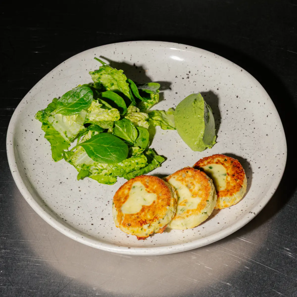 Соленые сырники из козьего сыра с кремом брокколи и салатом