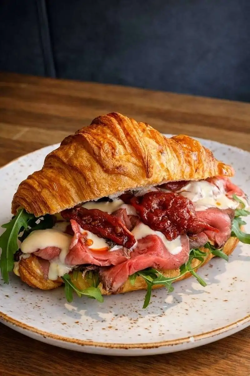 Круассан с ростбифом