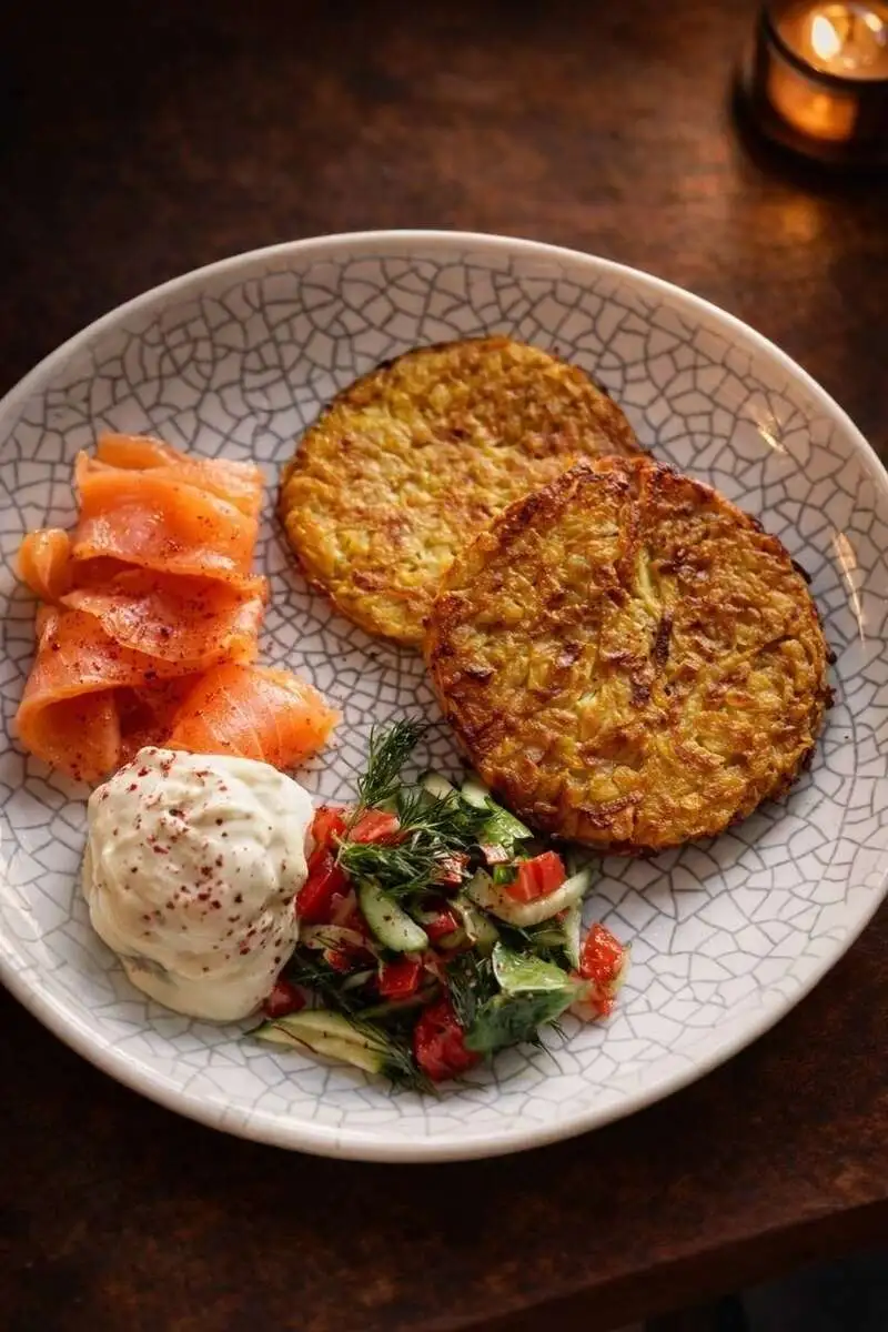 Драники с лососем и яйцом пашот