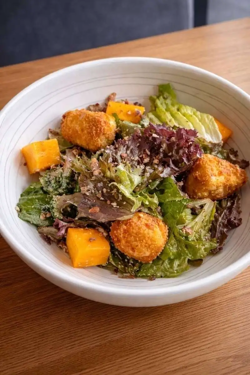 Салат с камамбером и грушей