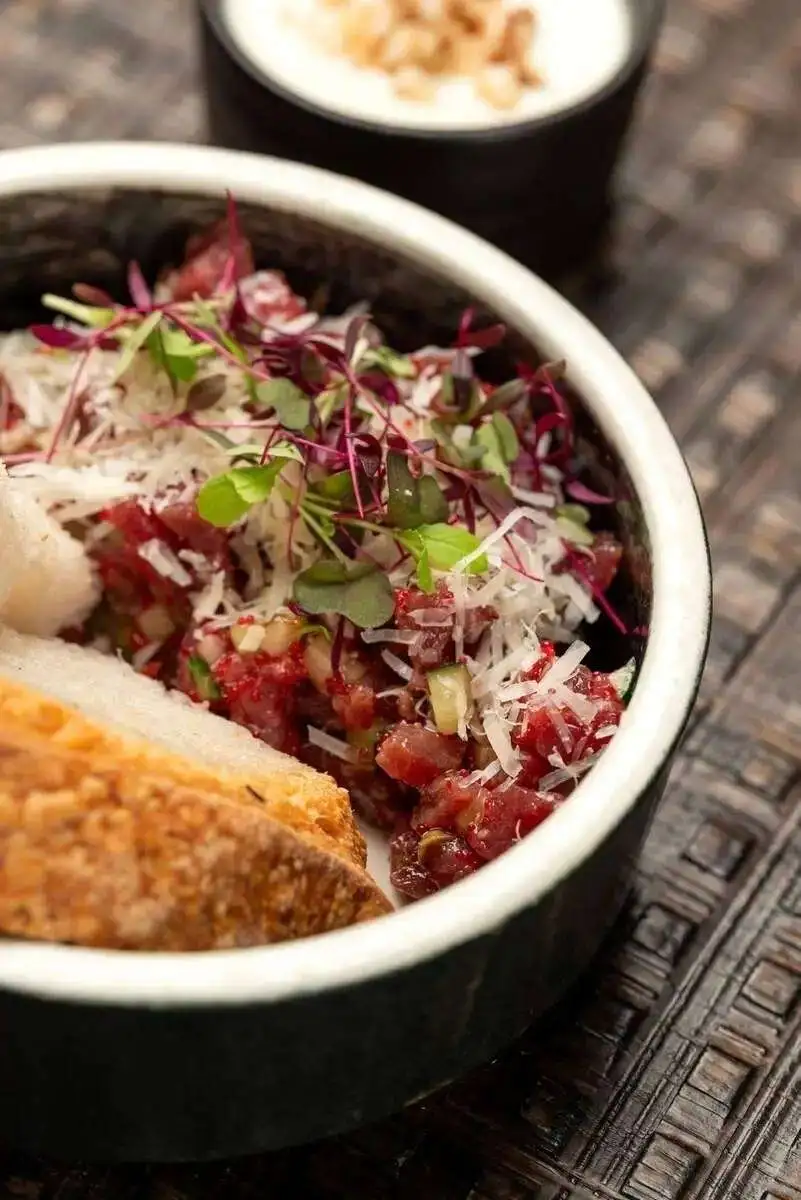 Тартар из говядины с икрой летучей рыбы 150гр. 