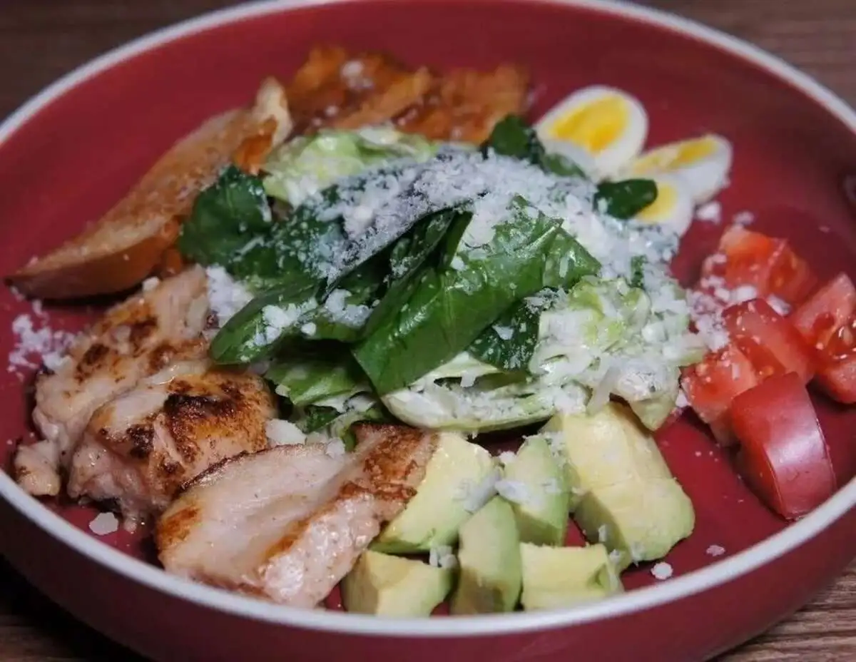 Цезарь боул с зерновым цыпленком и гренками бриошь 220гр.