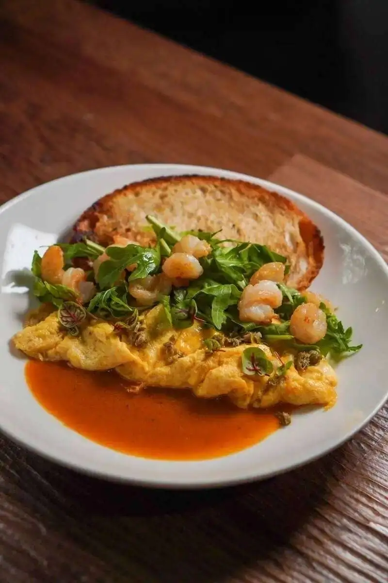 Французский омлет с тигровыми креветками и крабовым биском 200гр.