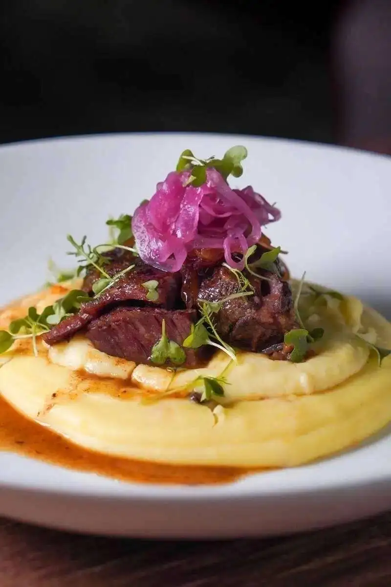 Телячьи щечки с копченым картофельным кремом 280гр.