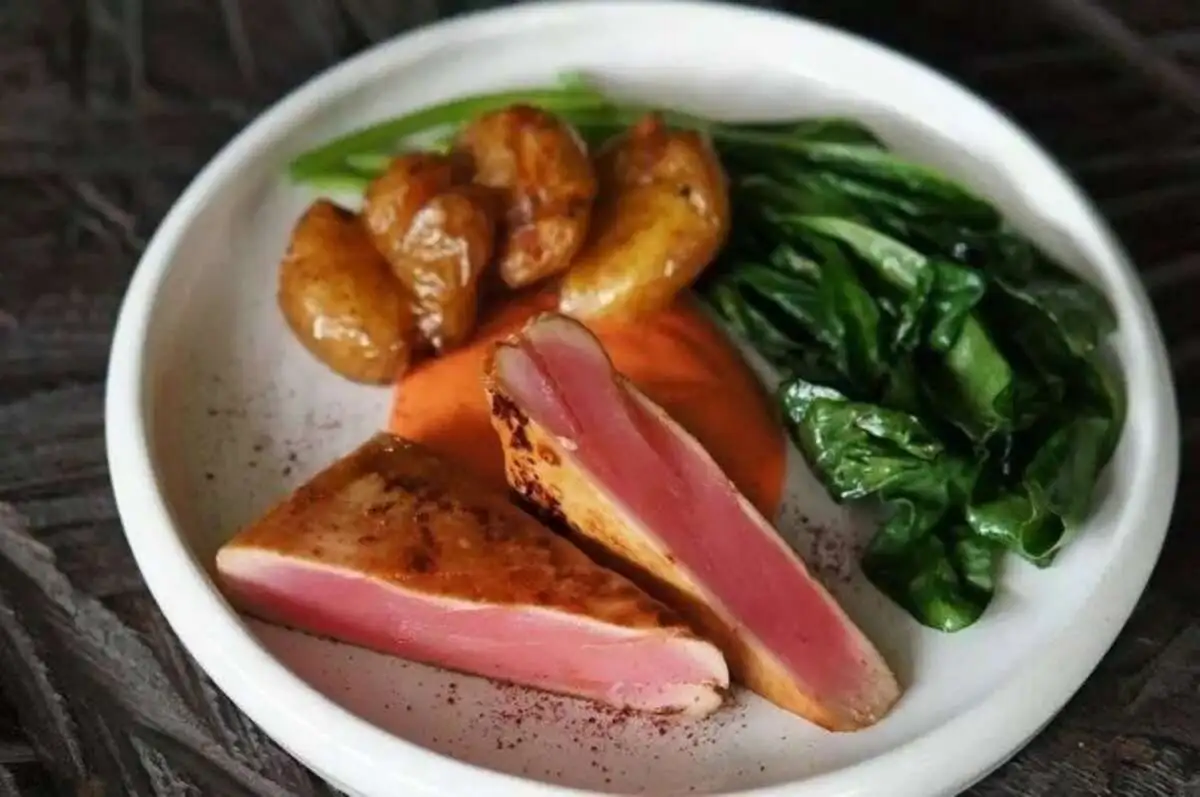 Тунец на гриле с картофелем и соусом ромеско 240гр.