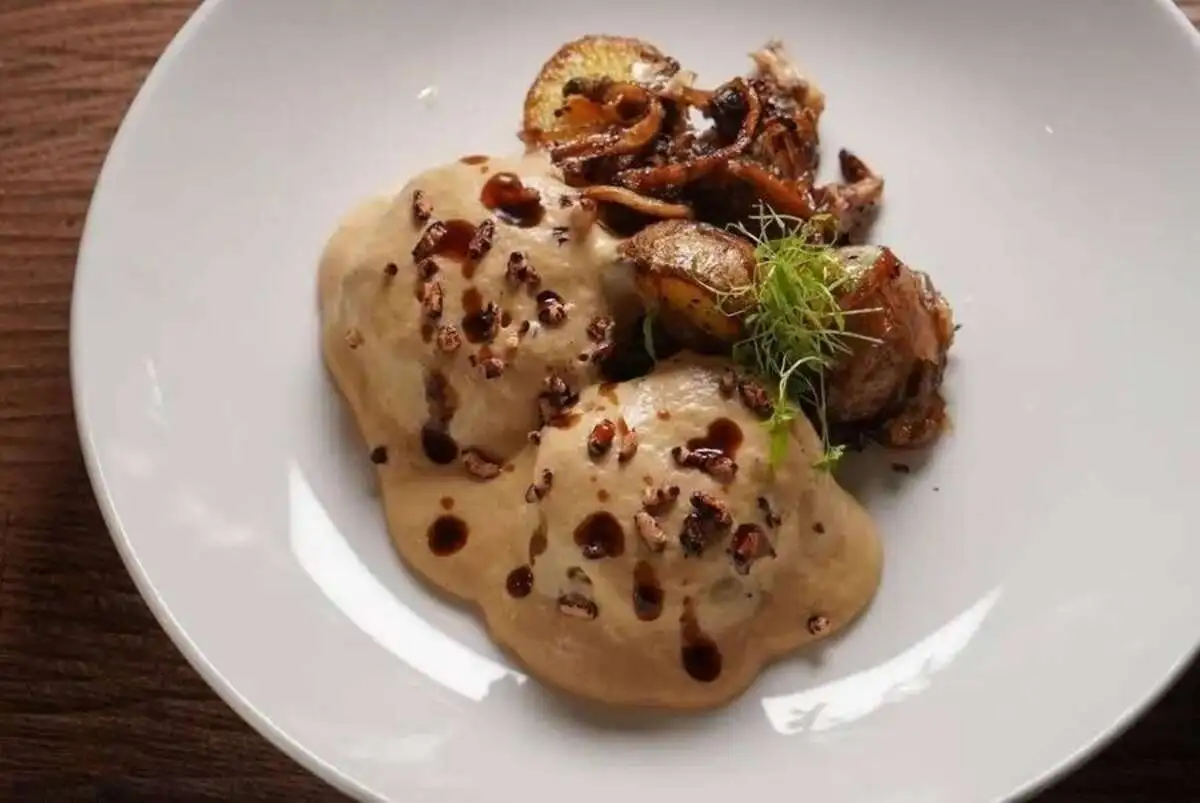 Мраморные котлетки с жареным картофелем и луковым муссом 300гр.