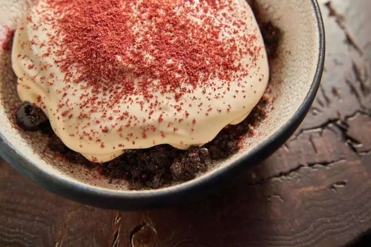 Шоколадный торф с сезонной ягодой, пекан, крем из белого шоколада 120гр.