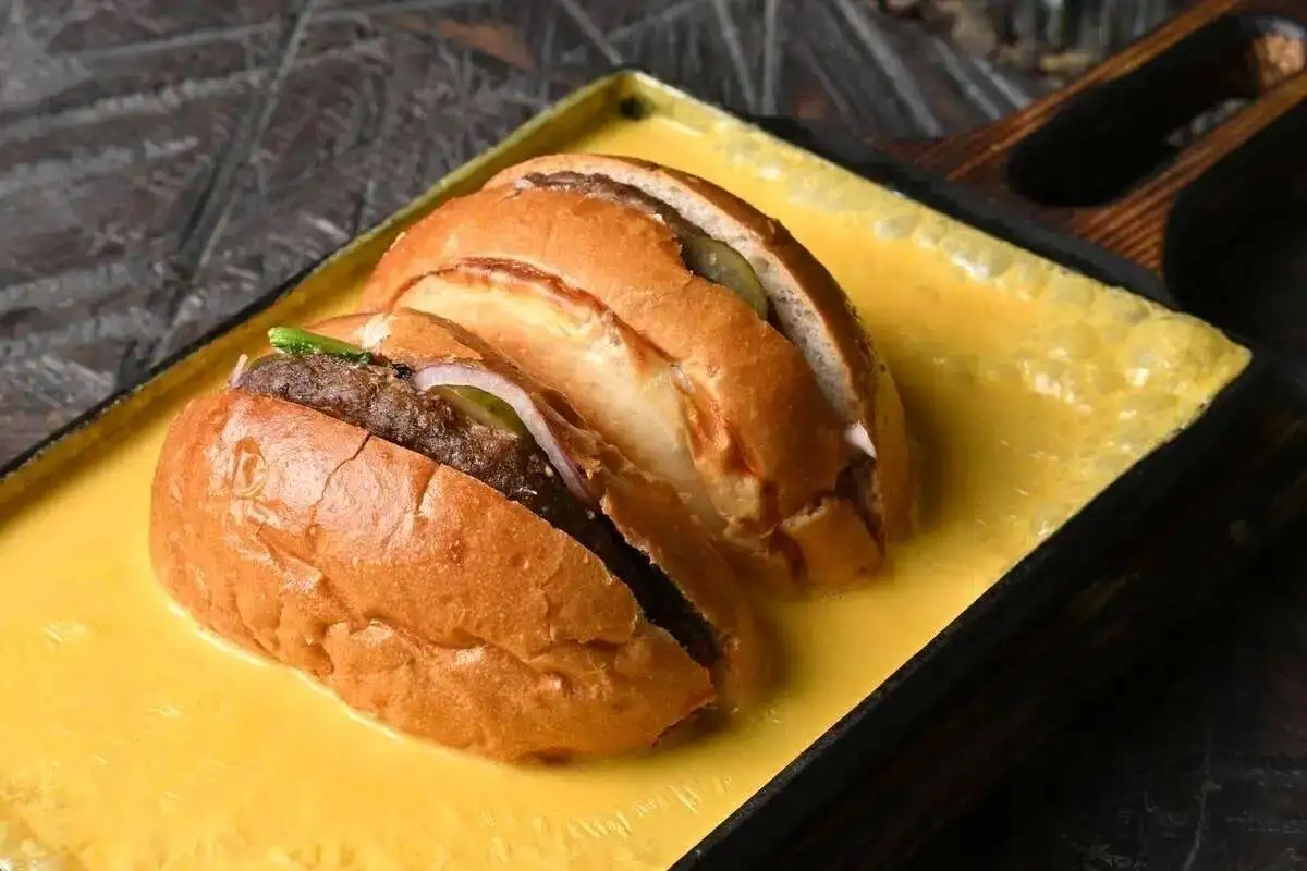 Бургер с мраморной говядиной и сырным соусом 310гр.