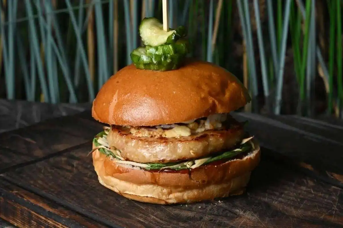 Бургер с котлетой из цыпленка и черничным соусом в финском стиле 270гр.