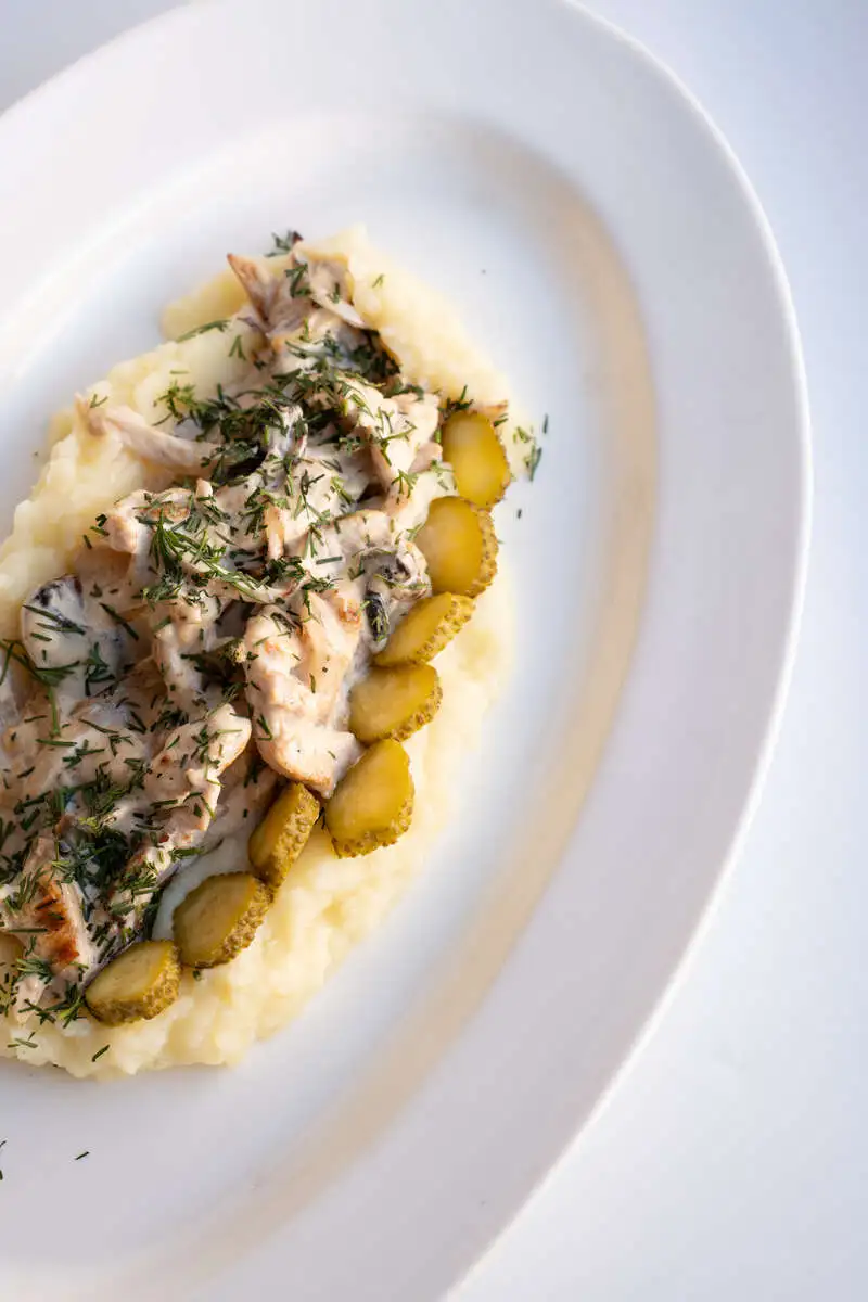 Котлета из судака с пюре и грибами ланч