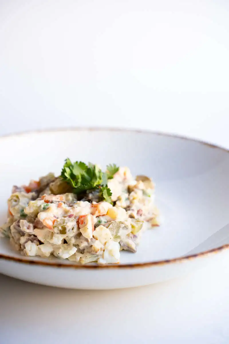 Салат Оливье с брискетом  ланч