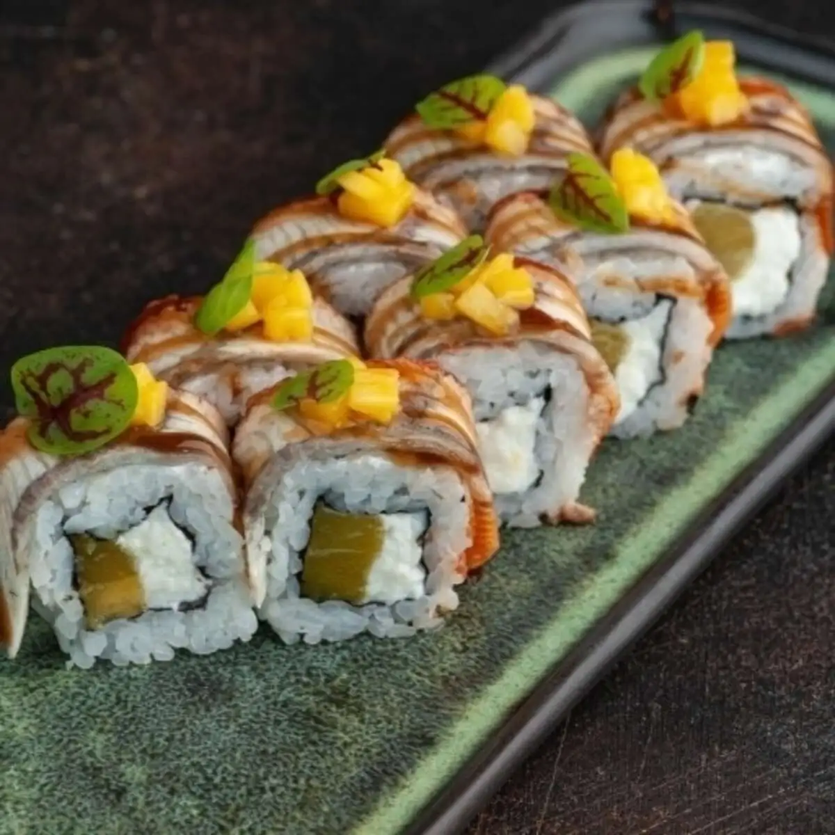 Ролл со страчателой и угрём