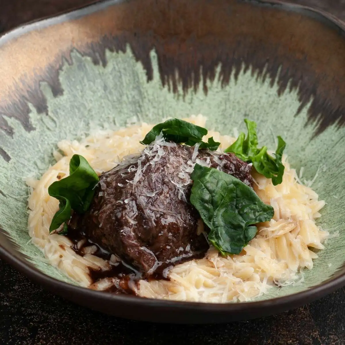 Говяжьи щёчки со сливочным орзо