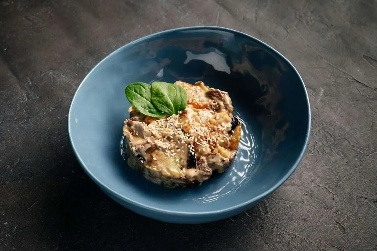 Теплый салат с говядиной и баклажанами