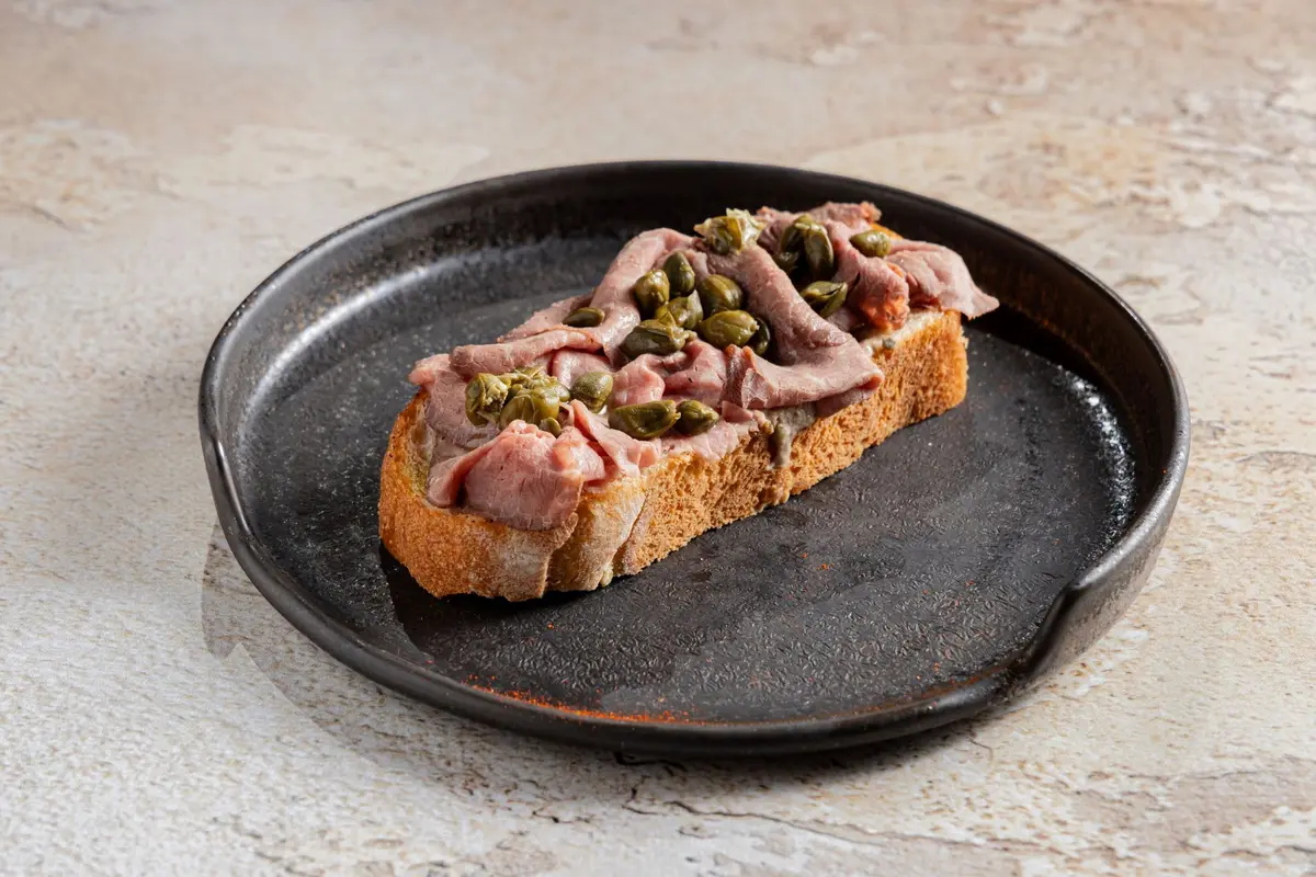 Брускетта с телятиной