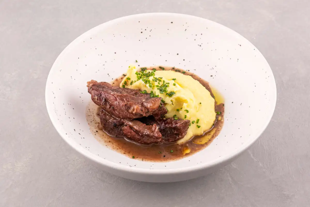 Телячьи щеки и картофельное пюре