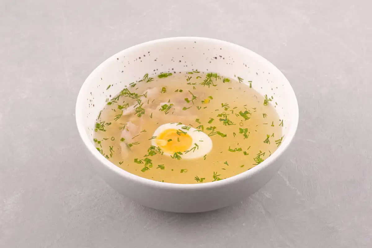 Куриный бульон с яйцом