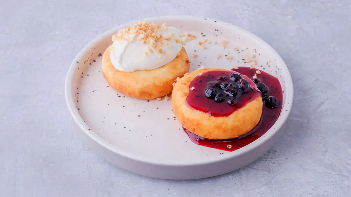 Сырники с вареньем и сметаной