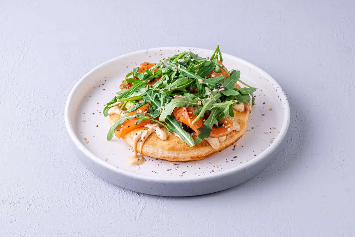 Лепешка с лососем и авокадо