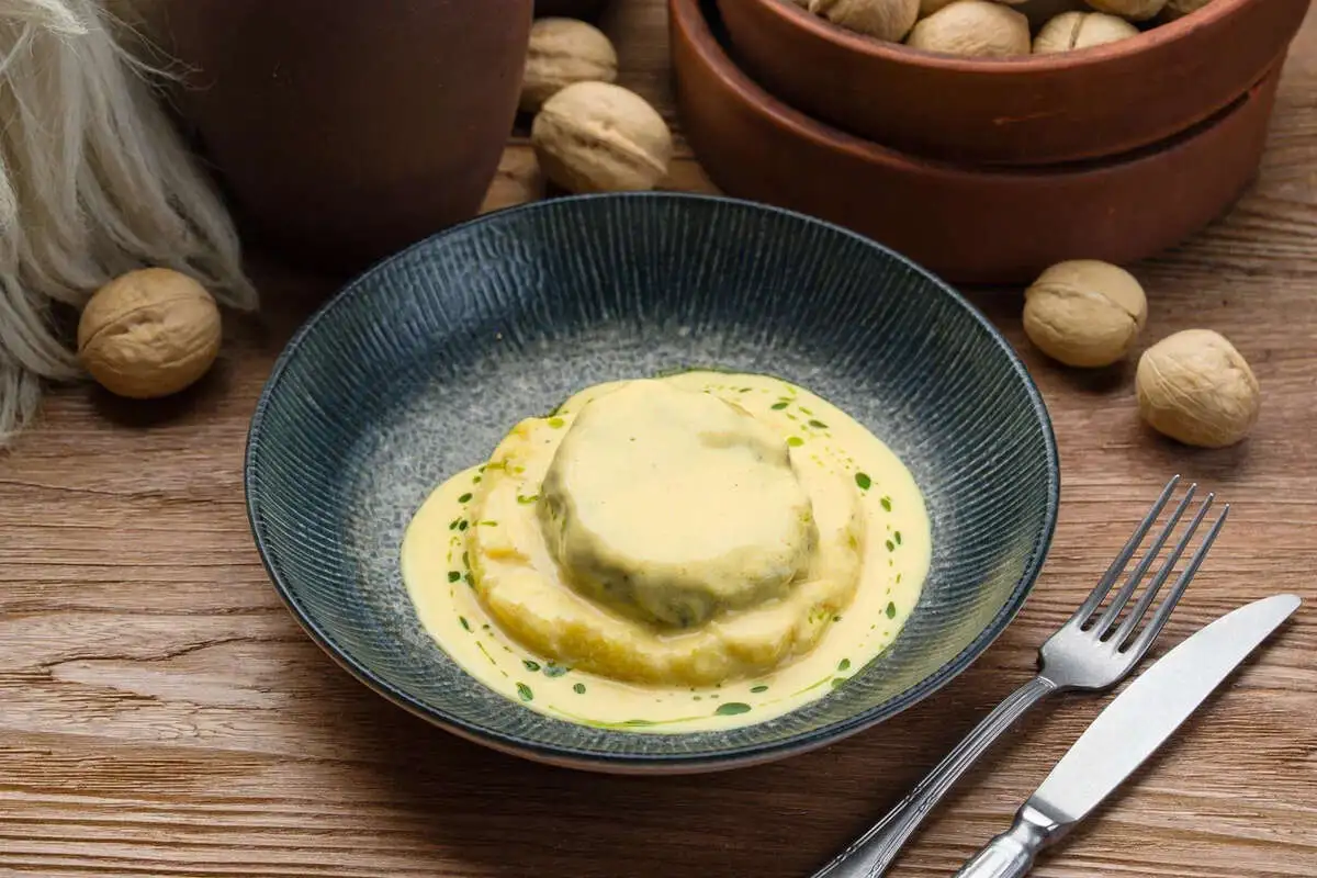 Котлета из индейки с гоми и сырным соусом