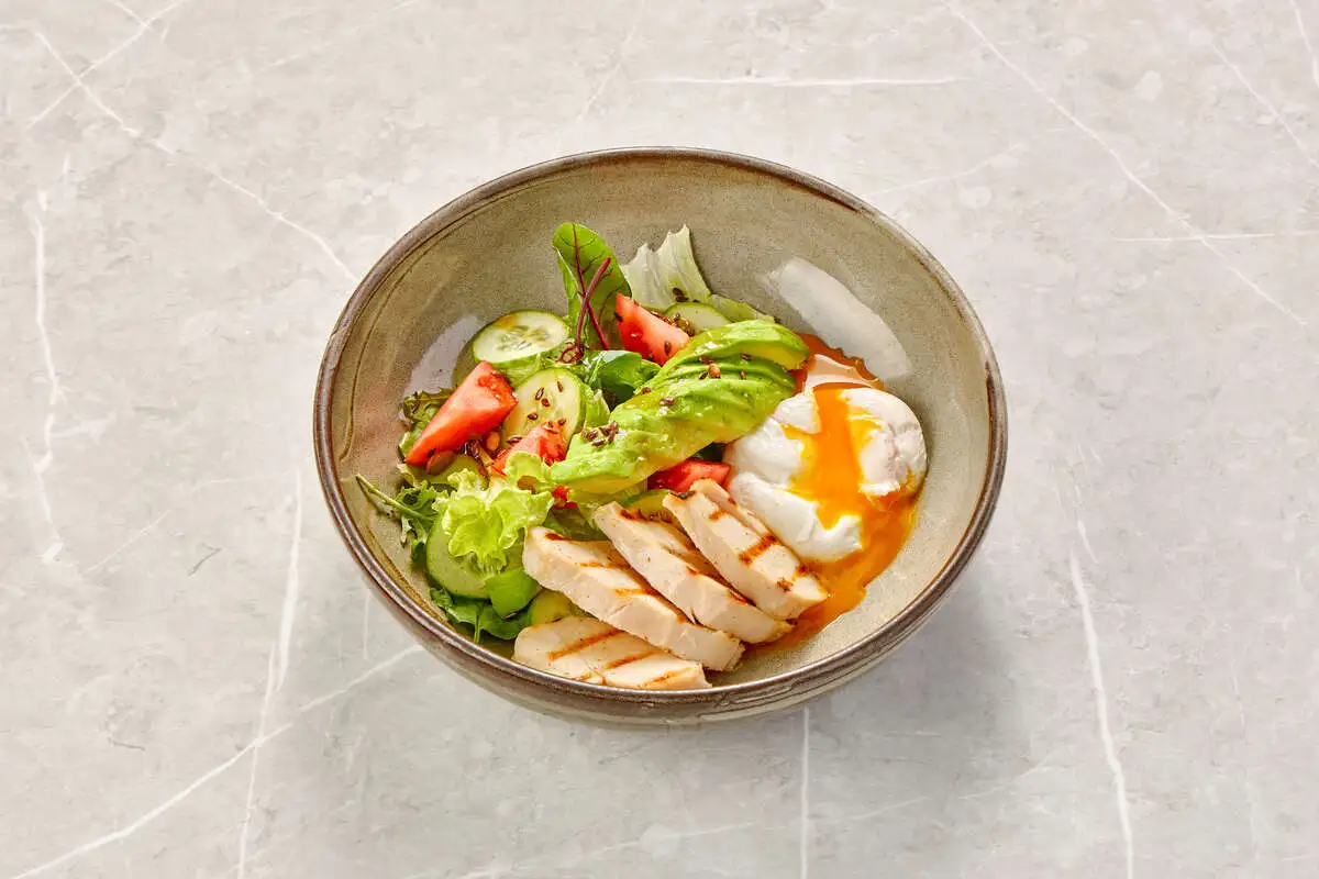 Зеленый завтрак с цыпленком