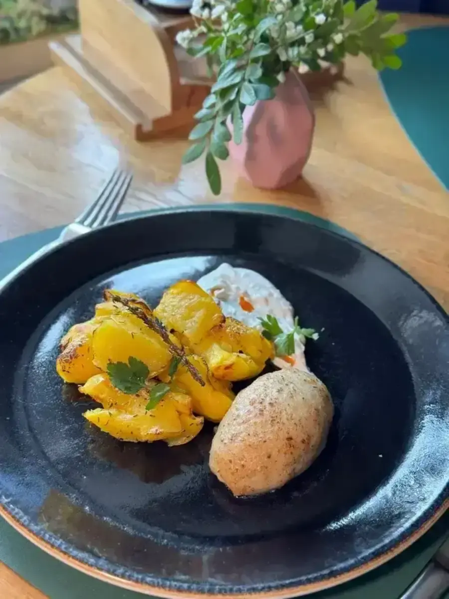 Котлета из судака с картофелем и соусом из сметаны, 110/200/30/30г