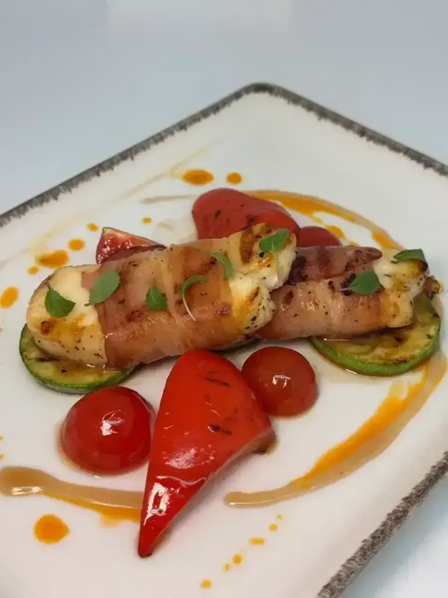 Жареный халуми в беконе с овощами, 230г