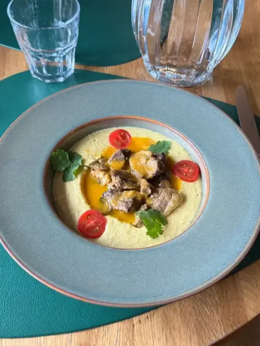 Томленая баранина с пюре из гороха и соусом из овощей, 350г