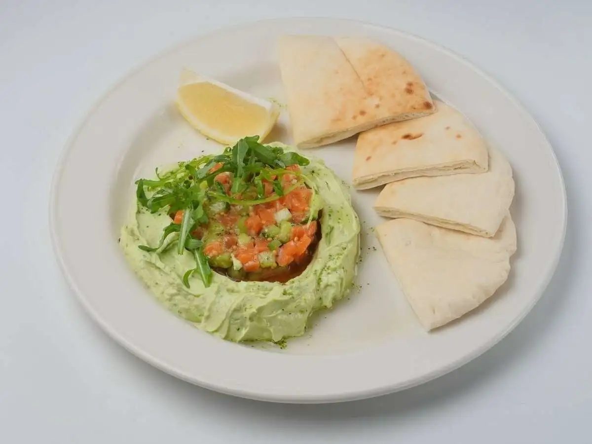 Тар-тар из лосося на подушке из авокадо, 300 г