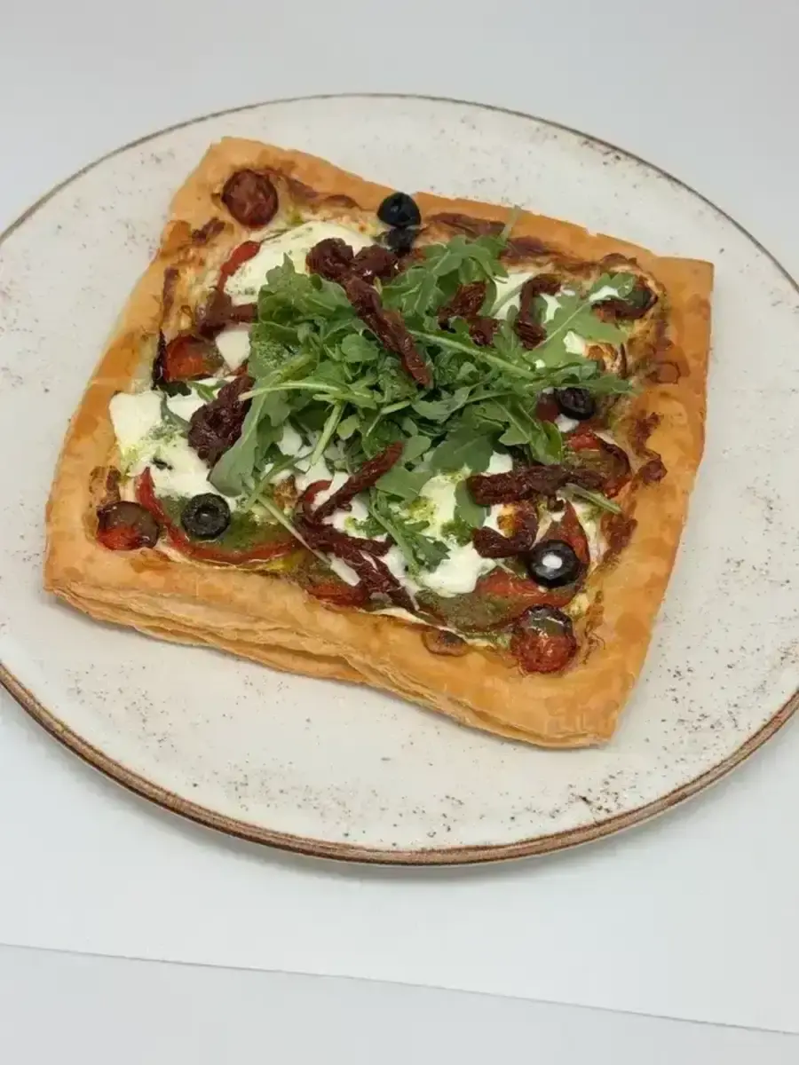 Открытый пирог с томатами и страчателлой, 550г