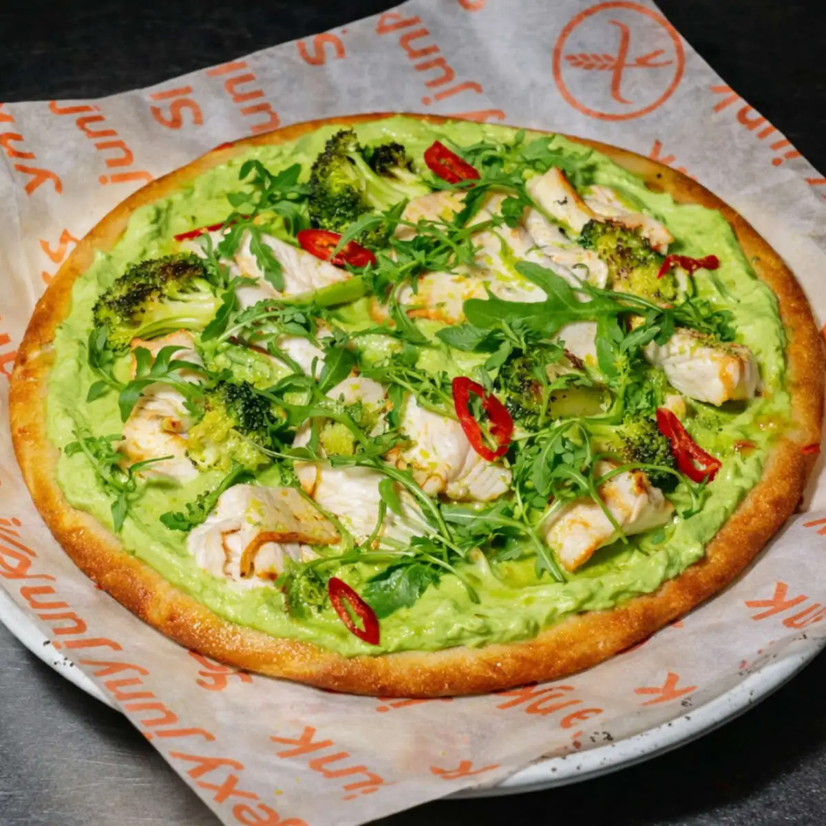 Пицца с брокколи и индейкой