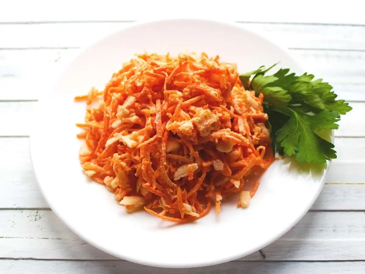 Салат из моркови с яблоком