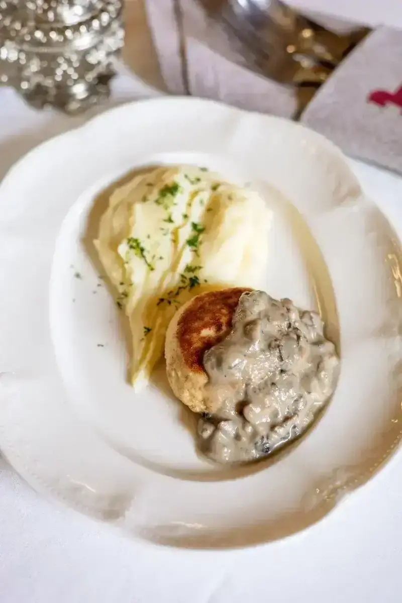 БИЗНЕС 2026 Куриная котлета с пюре и грибным соусом