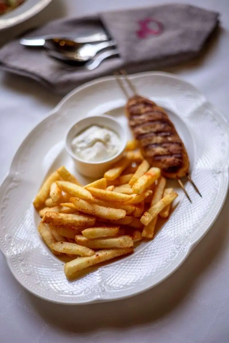 БИЗНЕС 2026  Люля куриные с картофелем фри и чесночным соусом