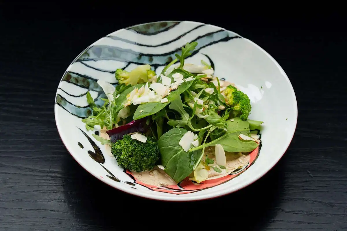 Зеленый салат с ореховым соусом 