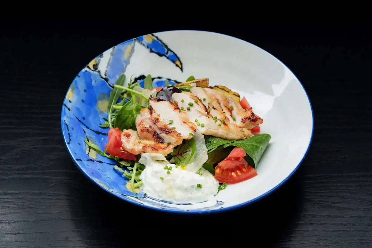  С цыпленком и соусом дзадзыки 