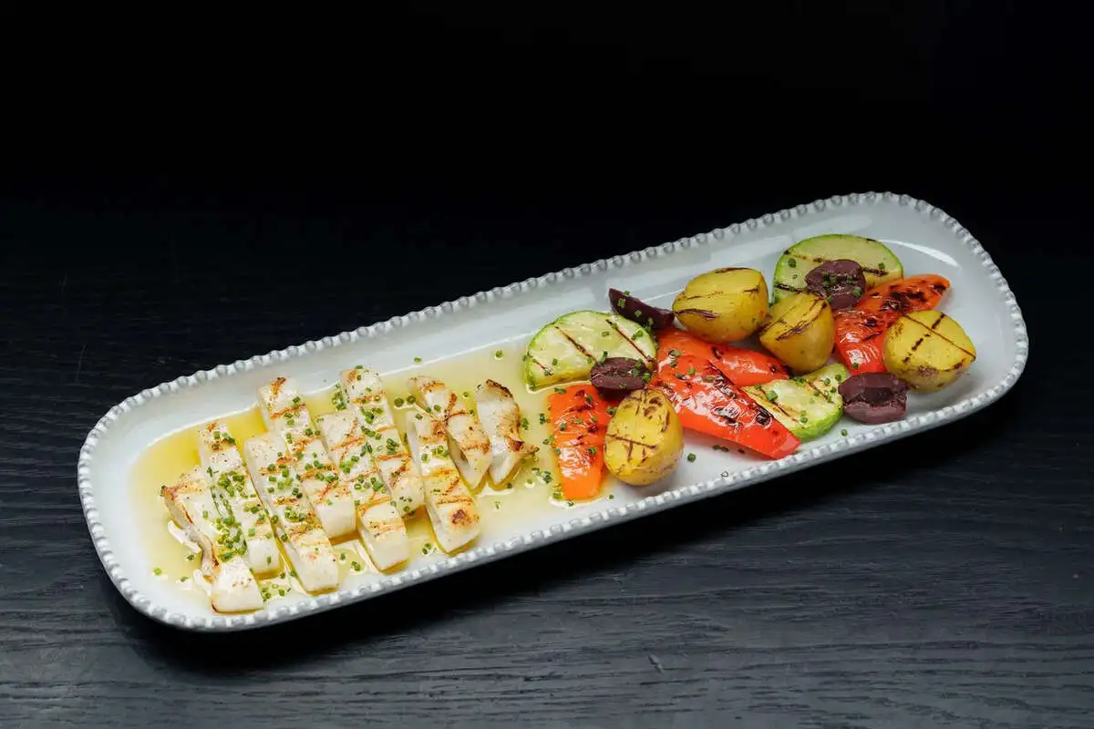  Кальмар на гриле с овощами 